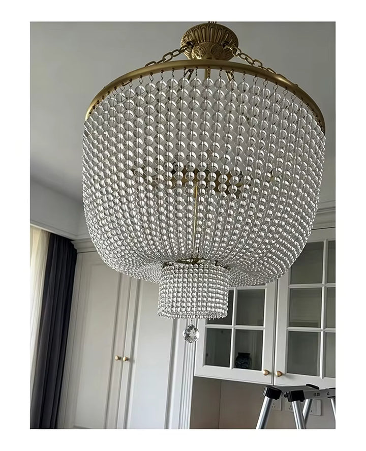 Lustre à perles de cristal en cascade, au style classique chic, avec monture dorée et pampille facettée.