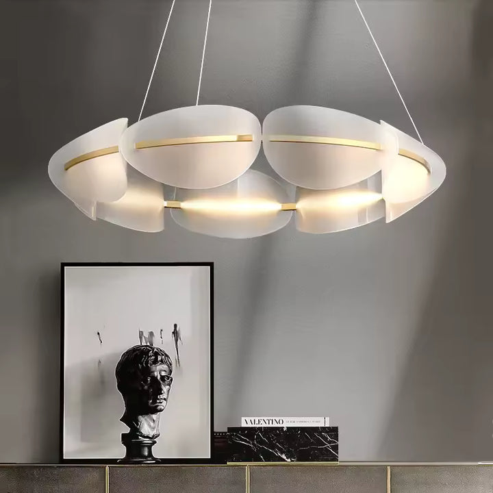 Lustre à pétales blancs soulignés de doré, au design floral sculptural et contemporain