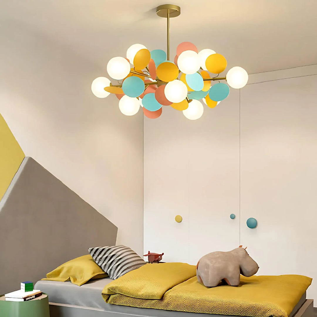 Lustre suspendu coloré et sphères lumineuses blanches dans une chambre d'enfant ludique