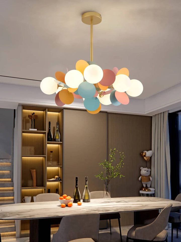 Lustre design aux pétales colorées multiples surplombant une table de salle à manger élégante