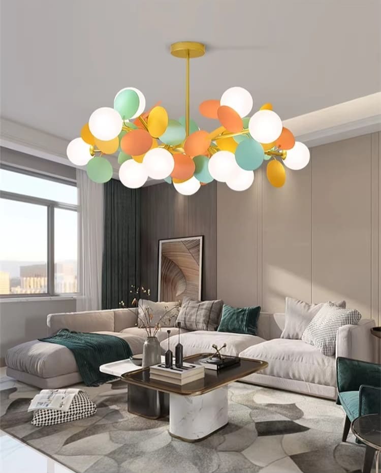 Lustre aérien aux disques pastels et sphères opales installées dans un salon lumineux
