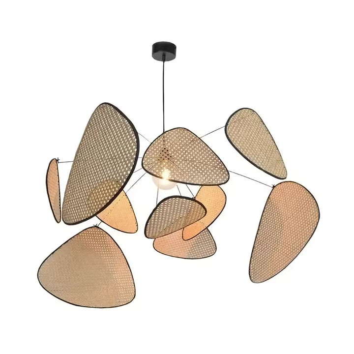 Vue complète du lustre aux pétales tressés asymétriques en rotin, au design naturel, graphique et résolument sculptural