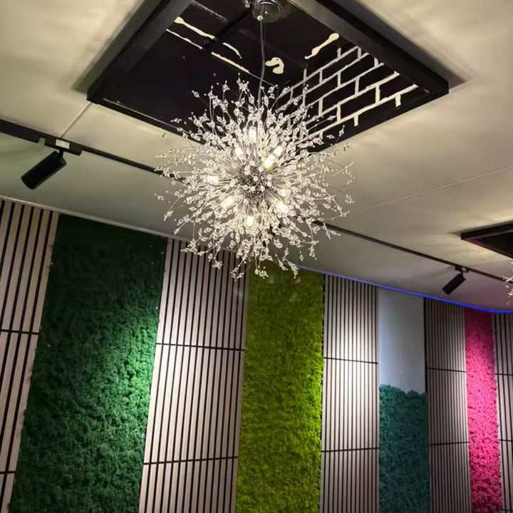 Luminaire pissenlit chromé à perles transparentes, installé dans un intérieur contemporain au décor graphique