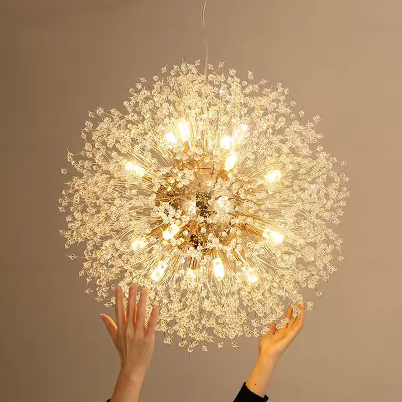 Vue rapprochée d’un lustre pissenlit doré aux perles effet cristal, révélant son volume sphérique lumineux