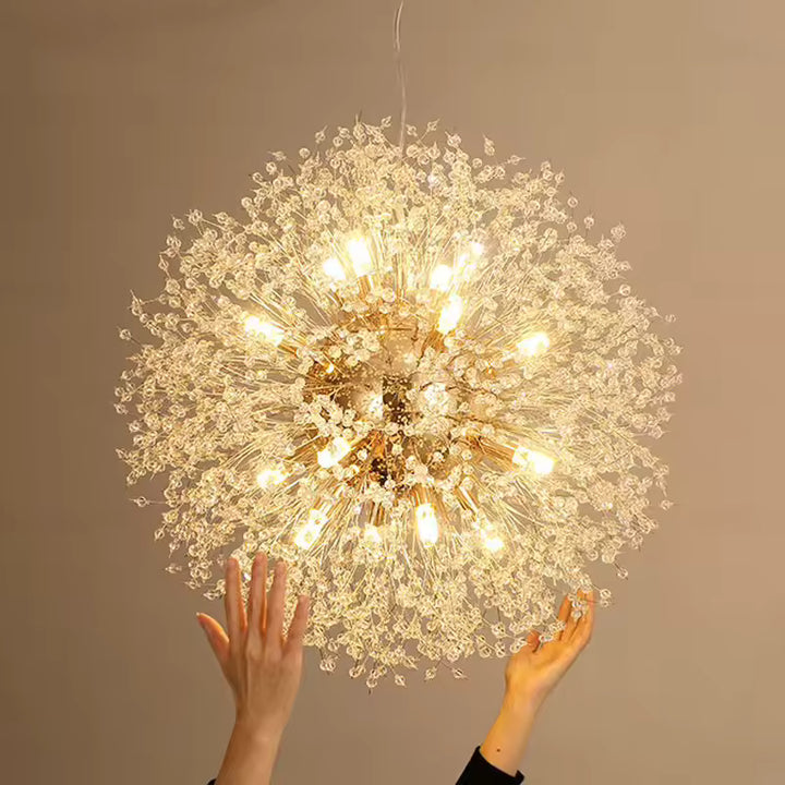 Vue rapprochée d’un lustre pissenlit doré aux perles effet cristal, révélant son volume sphérique lumineux