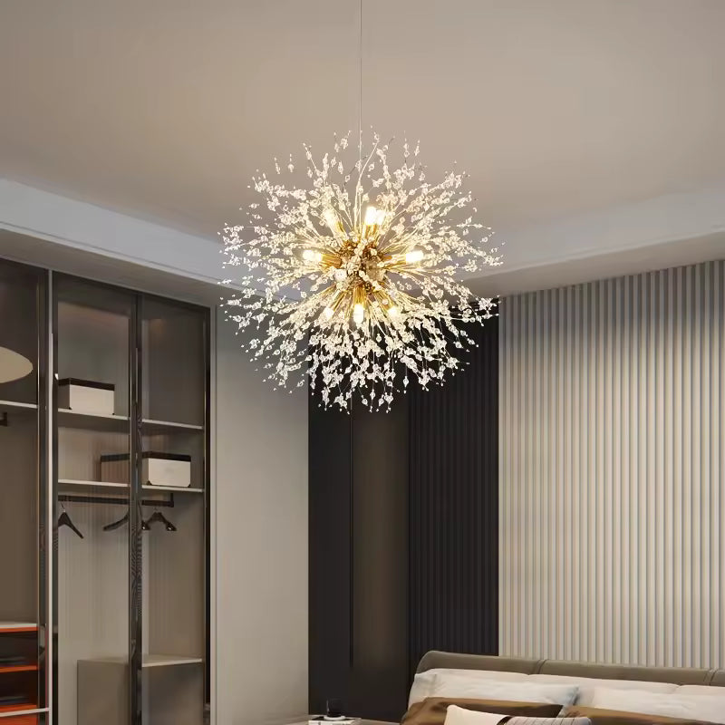 Suspendu dans une chambre contemporaine, ce lustre pissenlit doré déploie de fines perles transparentes