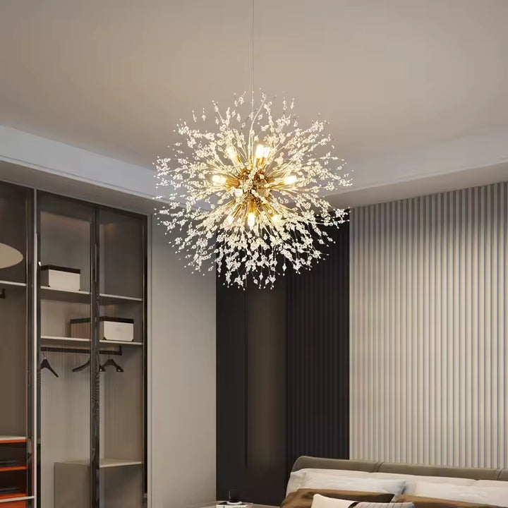 Suspendu dans une chambre contemporaine, ce lustre pissenlit doré déploie de fines perles transparentes