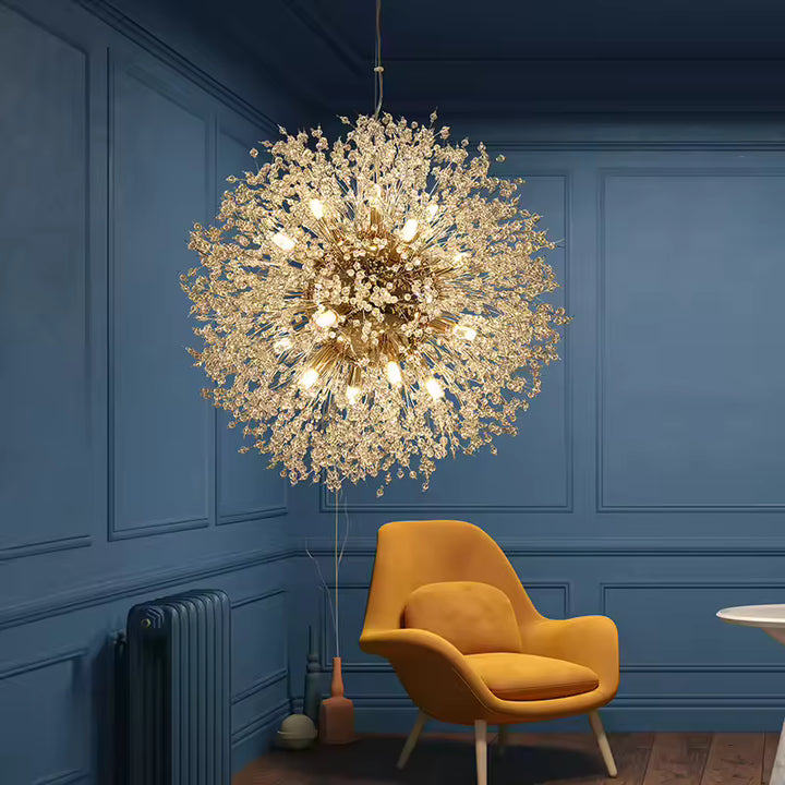 Dans un salon élégant, ce lustre pissenlit doré déploie ses perles transparentes en une sphère lumineuse