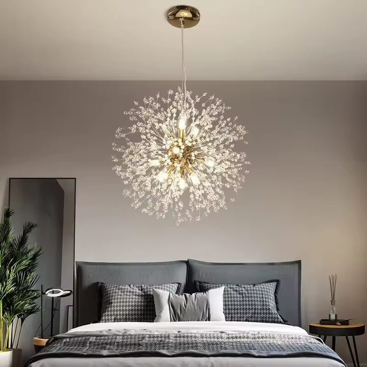Dans une chambre moderne, un lustre pissenlit doré à perles transparentes diffuse un éclat raffiné