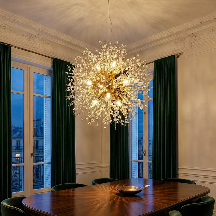 Éclatant lustre pissenlit doré à perles transparentes effet cristal dans une salle à manger élégante