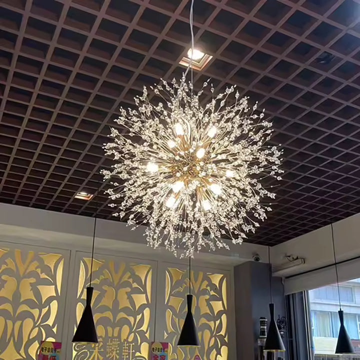Lustre pissenlit aux perles transparentes illuminant un intérieur design sous un plafond graphique