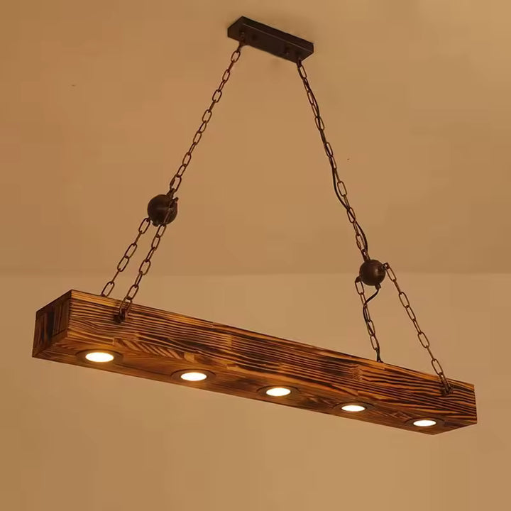 Lustre en poutre de bois à cinq spots et chaînes métalliques, dans un esprit industriel et rustique
