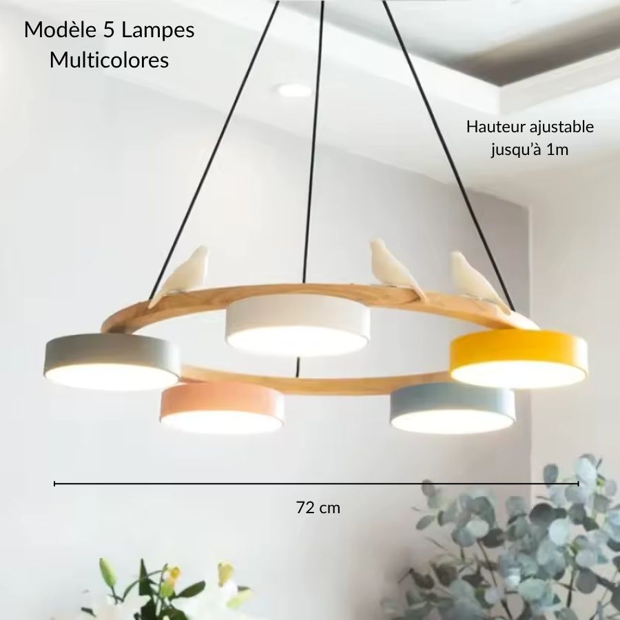 Autour d’un anneau en bois, cinq disques multicolores et des oiseaux composent un lustre nordique original