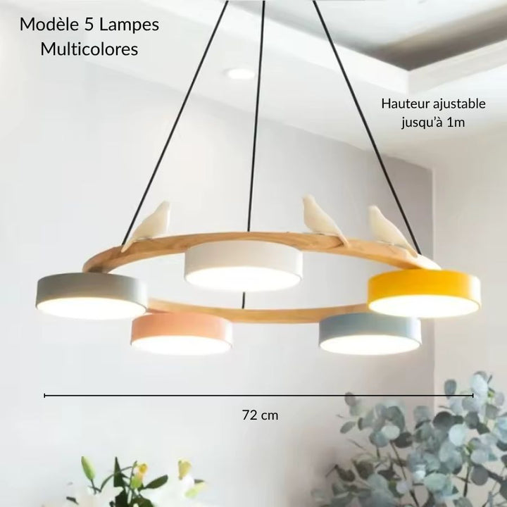 Autour d’un anneau en bois, cinq disques multicolores et des oiseaux composent un lustre nordique original