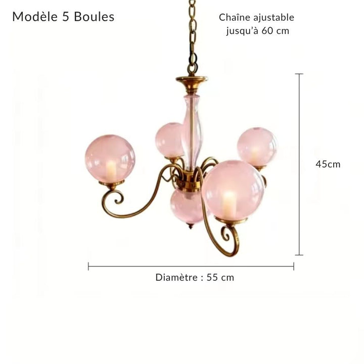 Lustre rose à 5 globes en verre avec structure dorée, silhouette rétro chic aux courbes décoratives