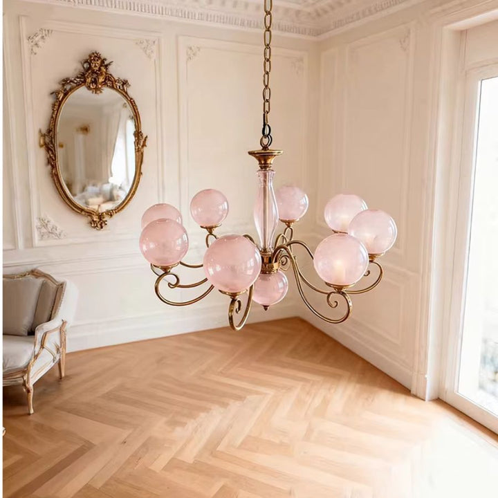 Lustre à nombreux globes rose en verre et structure dorée, dans un intérieur vintage chic aux accents classiques