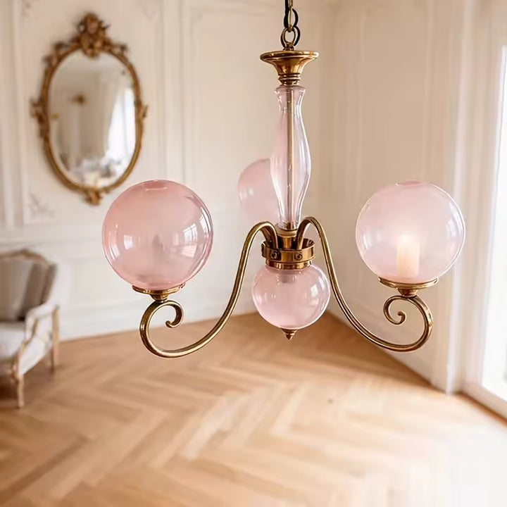 Lustre rose poudré à globes en verre et volutes dorées, au charme vintage délicat et romantique