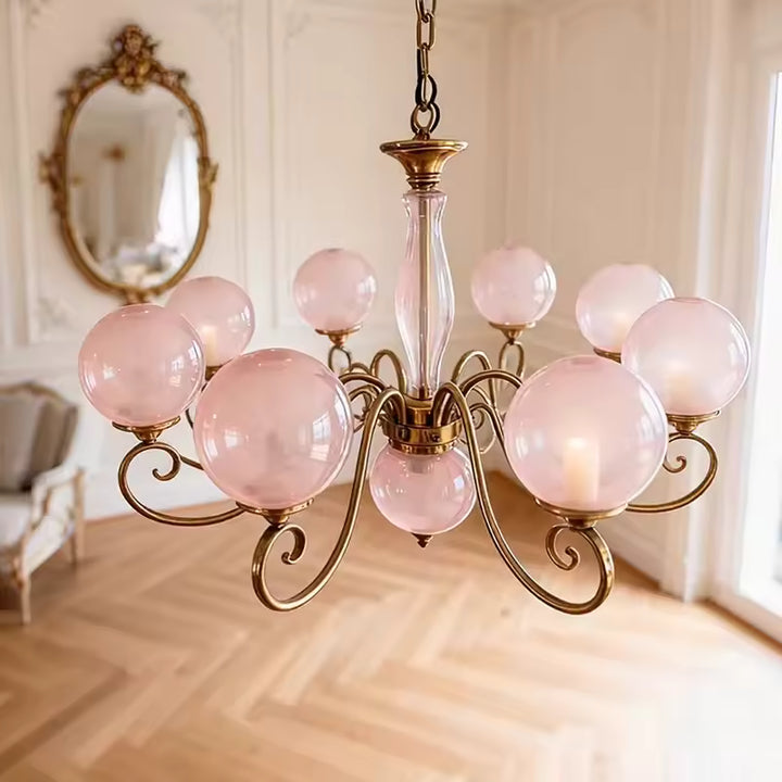 Grand lustre rose poudré à multiples globes en verre, avec volutes dorées au style vintage raffiné et romantique