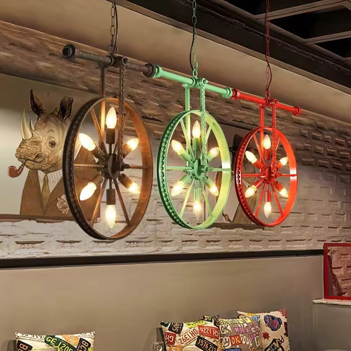 Trois lustres roue verticaux à 6 lumières en métal coloré, dans un décor industriel rétro de caractère