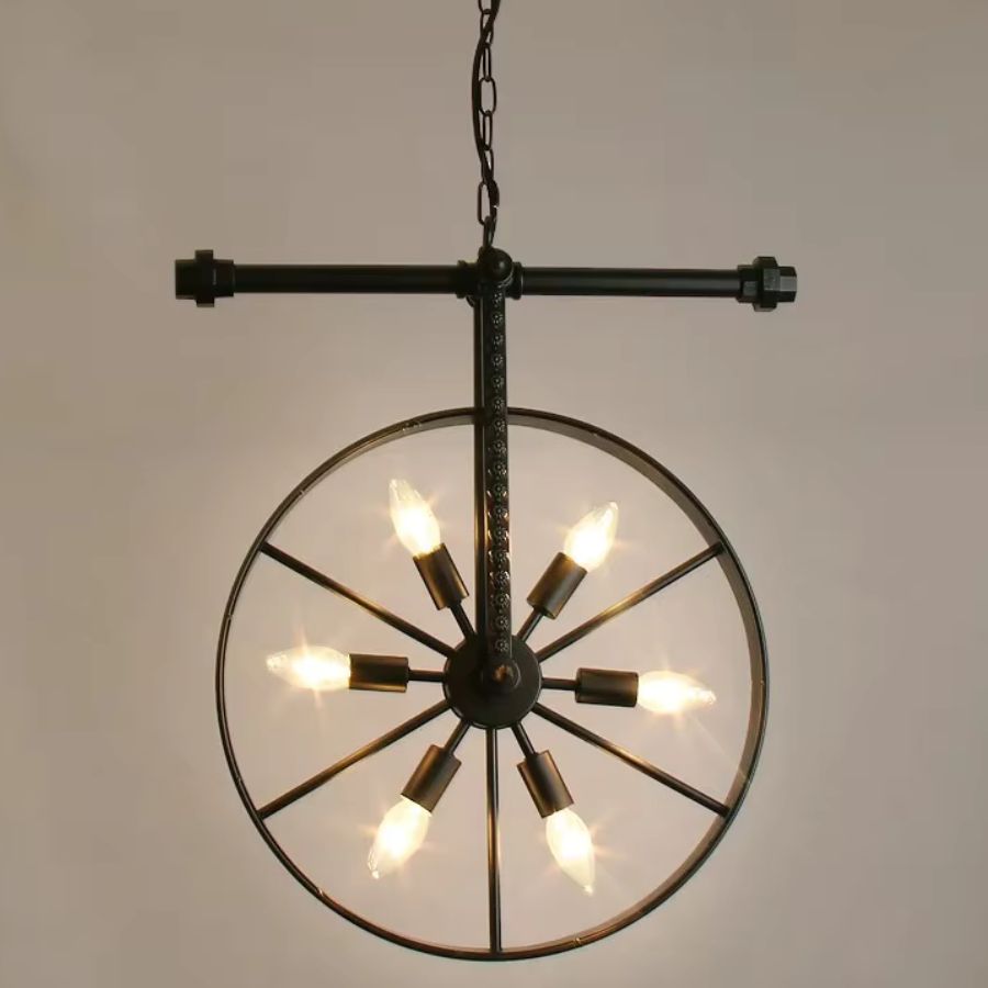 Structure circulaire en métal noir avec 6 lumières apparentes, évoquant un luminaire industriel d’atelier au style rétro