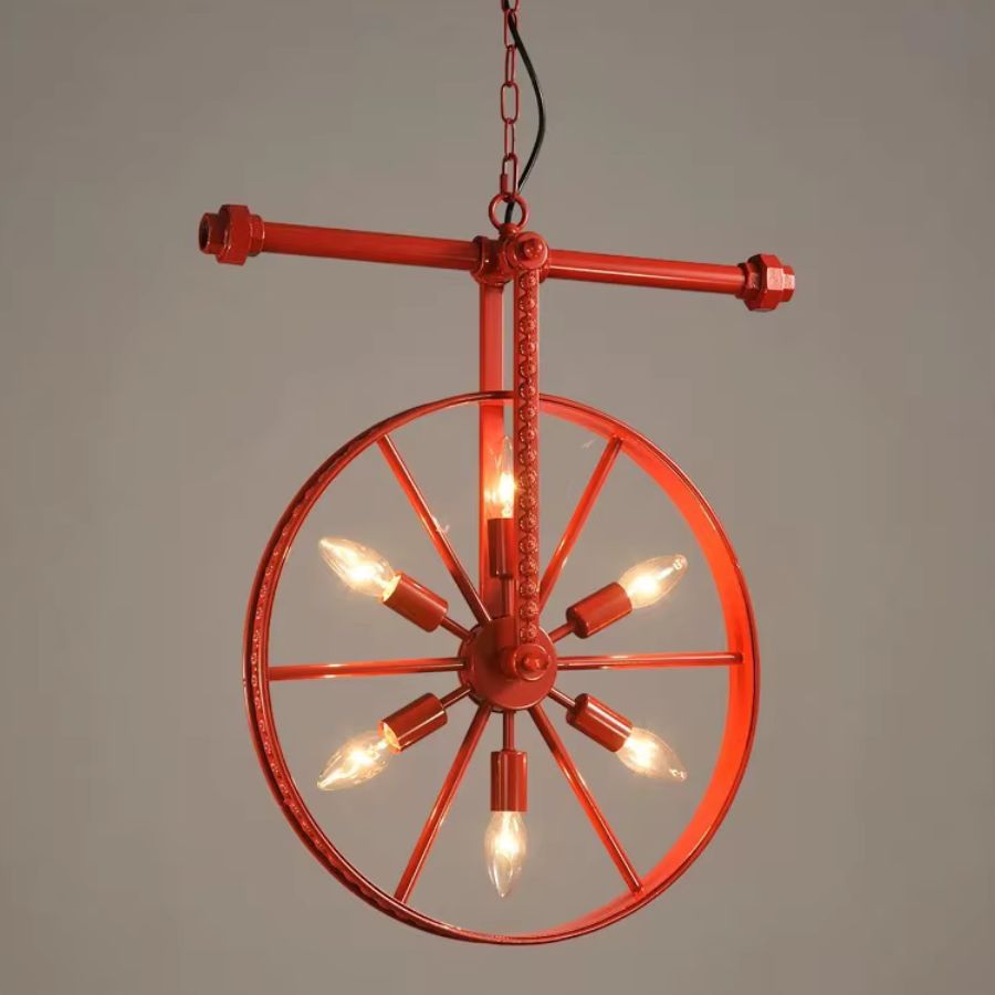 Version rouge du lustre roue vertical à 6 lumières, avec structure métallique graphique d’inspiration industrielle rétro