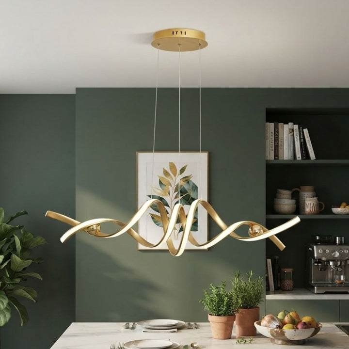 Lustre ruban LED couleur or mis en valeur dans une salle à manger au style naturel et bohème, ornée de plantes.