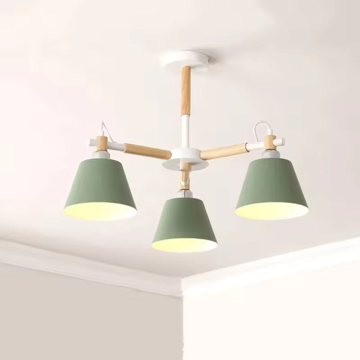 Lustre scandinave en bois à 3 abat-jour verts, au design nordique simple et chaleureux pour un intérieur lumineux