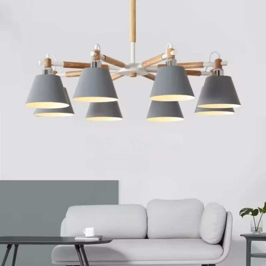 Lustre scandinave en bois à 8 abat-jour gris, installé dans un salon épuré au style nordique contemporain