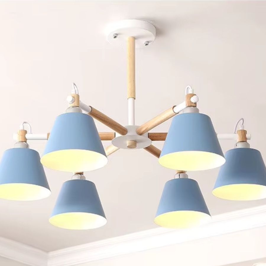 Lustre scandinave en bois à abat-jour bleus, mêlant bois clair et design nordique doux pour un intérieur lumineux