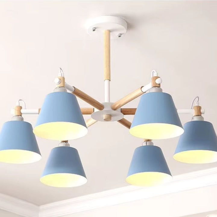 Lustre scandinave en bois à abat-jour bleus, mêlant bois clair et design nordique doux pour un intérieur lumineux