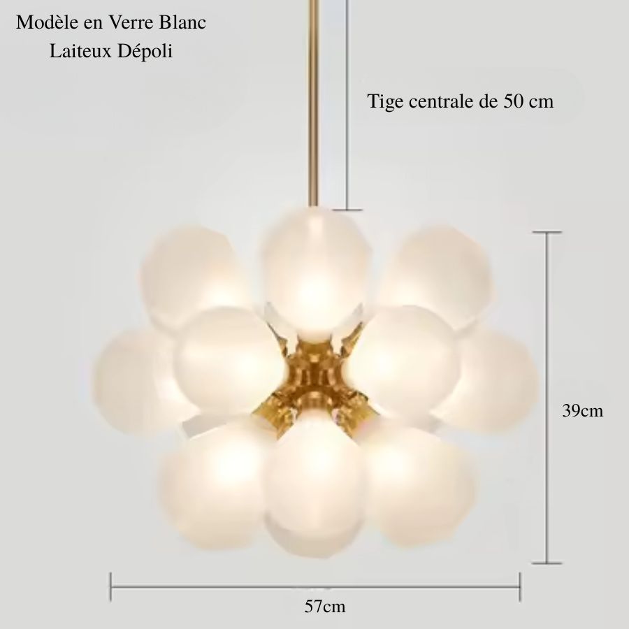 Suspension florale à 18 globes en verre blanc laiteux dépoli et métal doré, au style rétro chic, de 57 cm de diamètre.