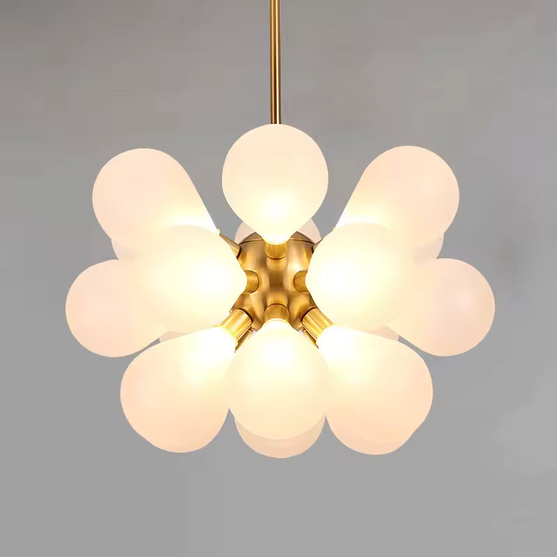 Éclairage chaleureux d'un lustre sculptural à 18 globes en verre blanc opalin, au design floral et rétro chic.