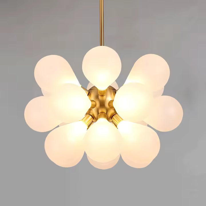 Éclairage chaleureux d'un lustre sculptural à 18 globes en verre blanc opalin, au design floral et rétro chic.