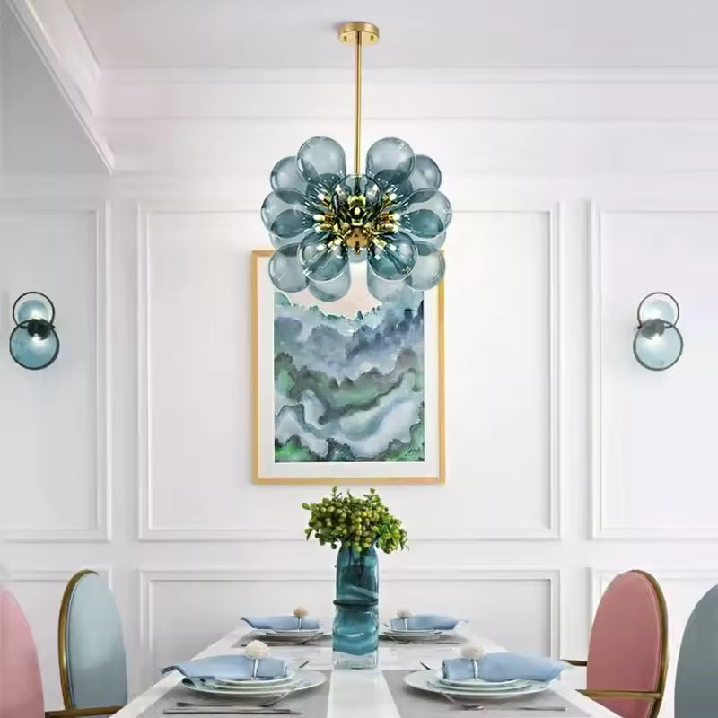 Dans une salle à manger élégante, lustre sculptural à 18 globes en verre bleu fumé et métal doré, d'inspiration Art déco.