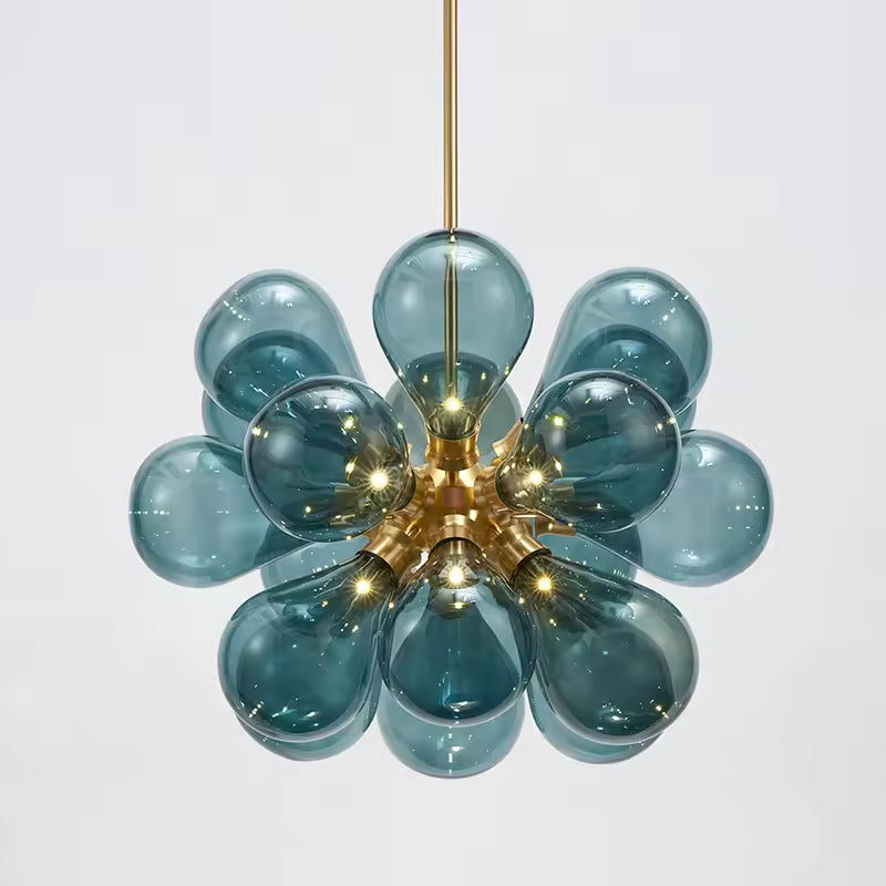 Composition florale d'un lustre design à 18 globes en verre bleu translucide et métal doré, aux accents vintage années 70.