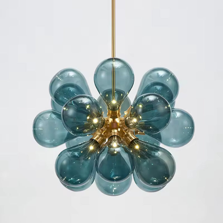 Composition florale d'un lustre design à 18 globes en verre bleu translucide et métal doré, aux accents vintage années 70.