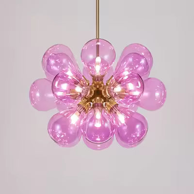 Lustre à 18 globes en verre rose transparent disposés en fleur autour d'une structure dorée, au design pop et rétro.