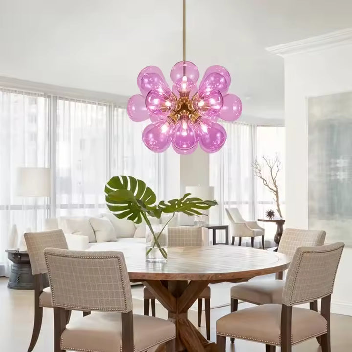 Au-dessus d'une table ronde, lustre sculptural à 18 globes en verre rose translucide, au style pop vintage des années 70.