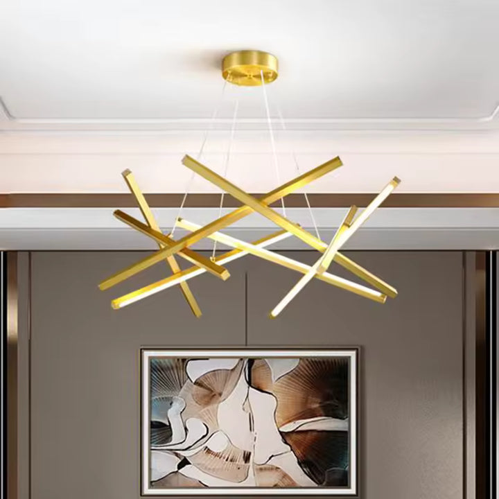 Des barres LED dorées s'entrecroisent dans ce lustre contemporain au design architectural, éclairant un intérieur raffiné.