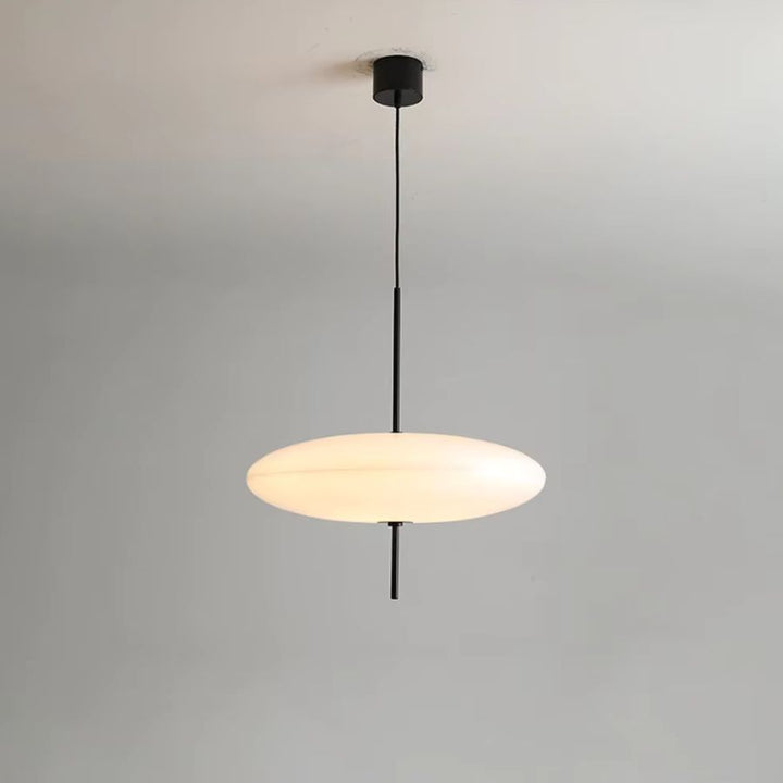 Lustre soucoupe blanche en acrylique au design minimaliste et futuriste, avec diffuseur lumineux aux lignes épurées