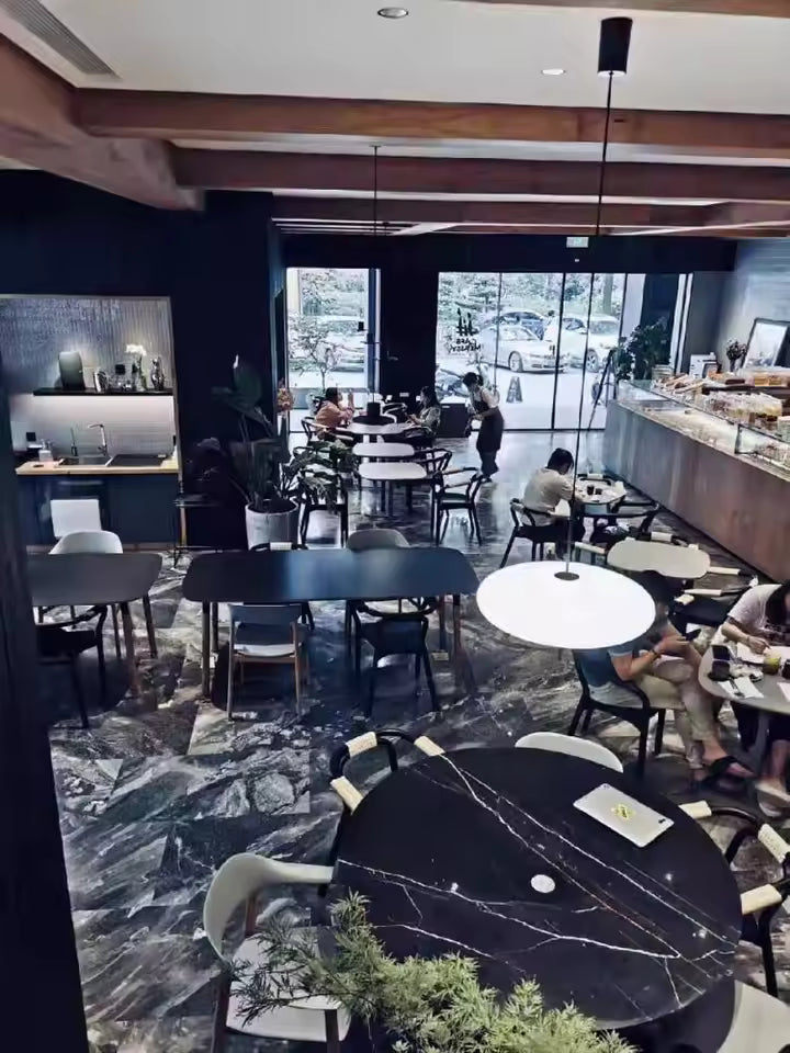 Lustre soucoupe blanche au design moderne et graphique, installé dans un restaurant contemporain