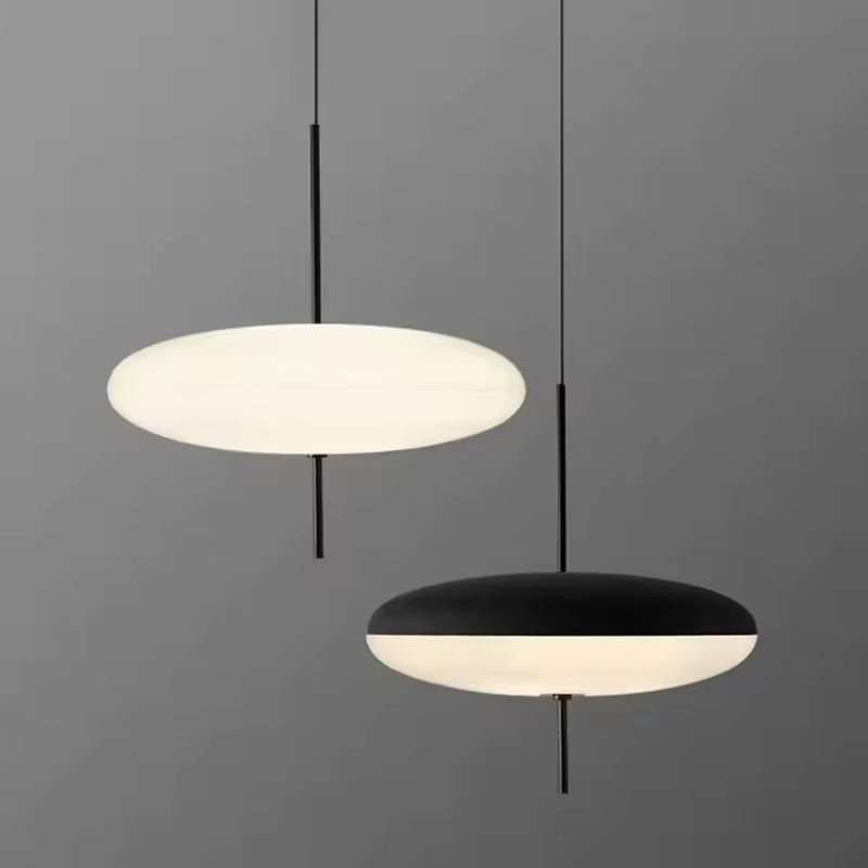 Deux lustres soucoupe en acrylique blanc et noir, au design minimaliste futuriste et aux lignes épurées