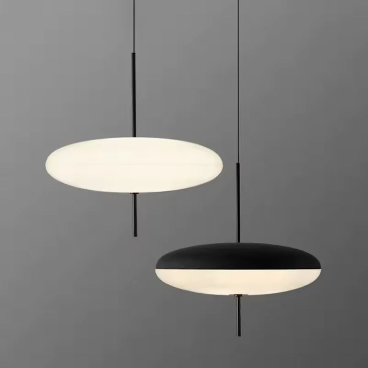 Deux lustres soucoupe en acrylique blanc et noir, au design minimaliste futuriste et aux lignes épurées