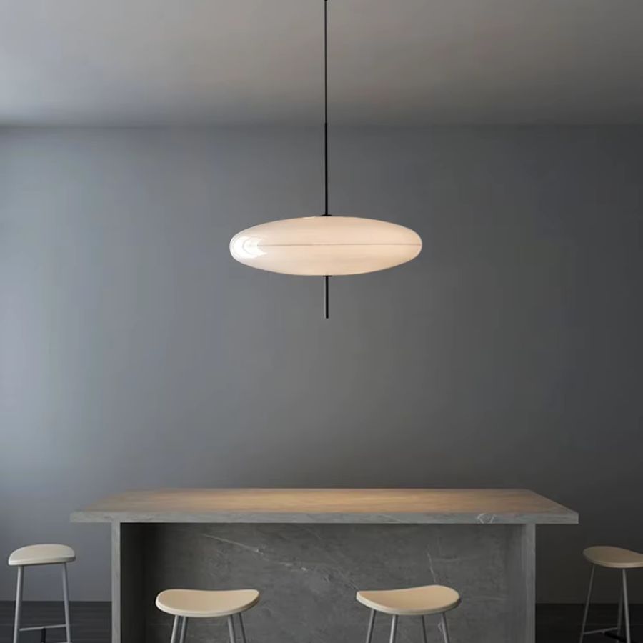 Lustre soucoupe blanche au design contemporain et épuré, suspendu au-dessus d’un îlot central
