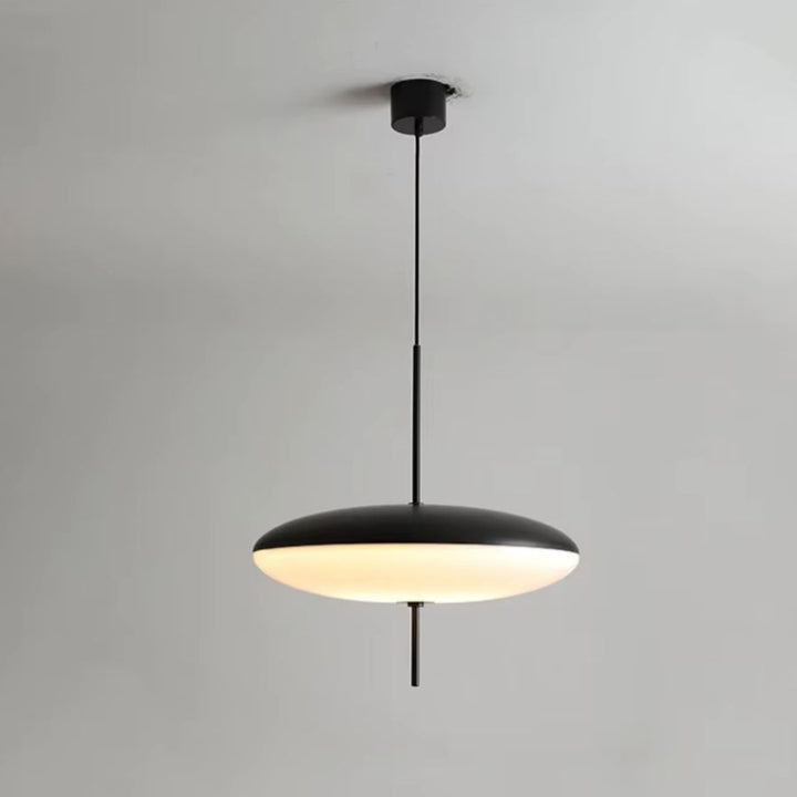 Lustre soucoupe noir et blanche au design futuriste, avec forme ovale lumineuse et lignes minimalistes