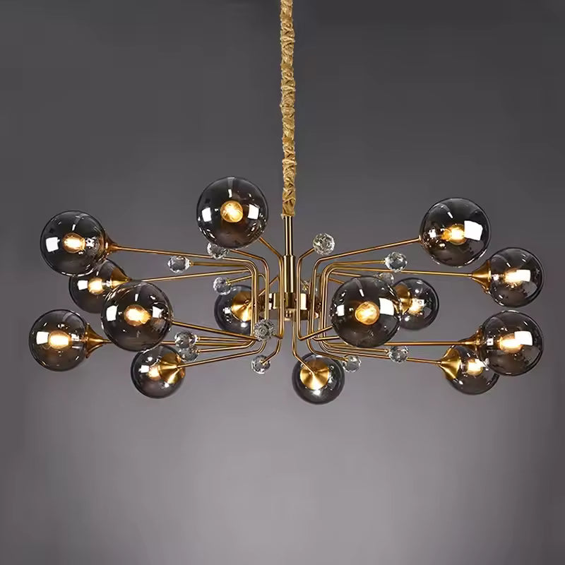 Lustre Spoutnik à 14 globes en verre fumé sur bras dorés, au style rétro-futuriste des années 60 et aux détails cristallins.
