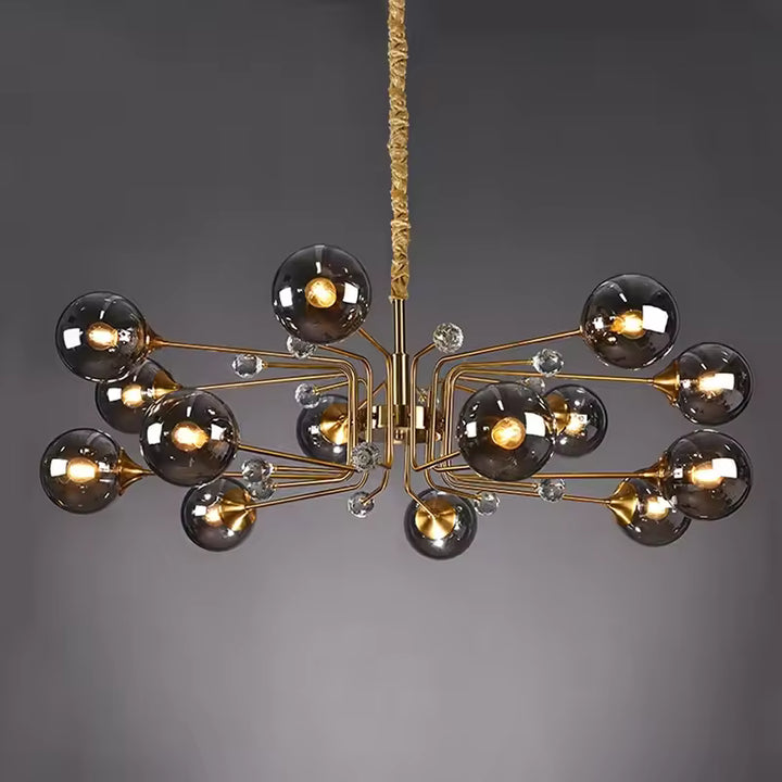Lustre Spoutnik à 14 globes en verre fumé sur bras dorés, au style rétro-futuriste des années 60 et aux détails cristallins.