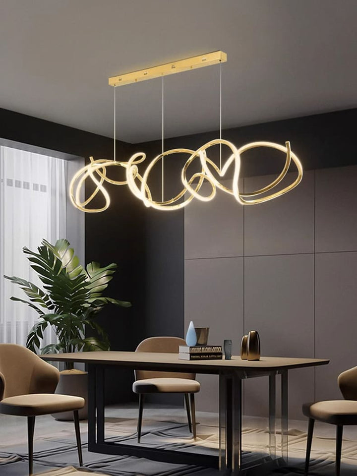 Lustre suspendu aux lignes ondulantes créant une ambiance feutrée et design dans le salon.