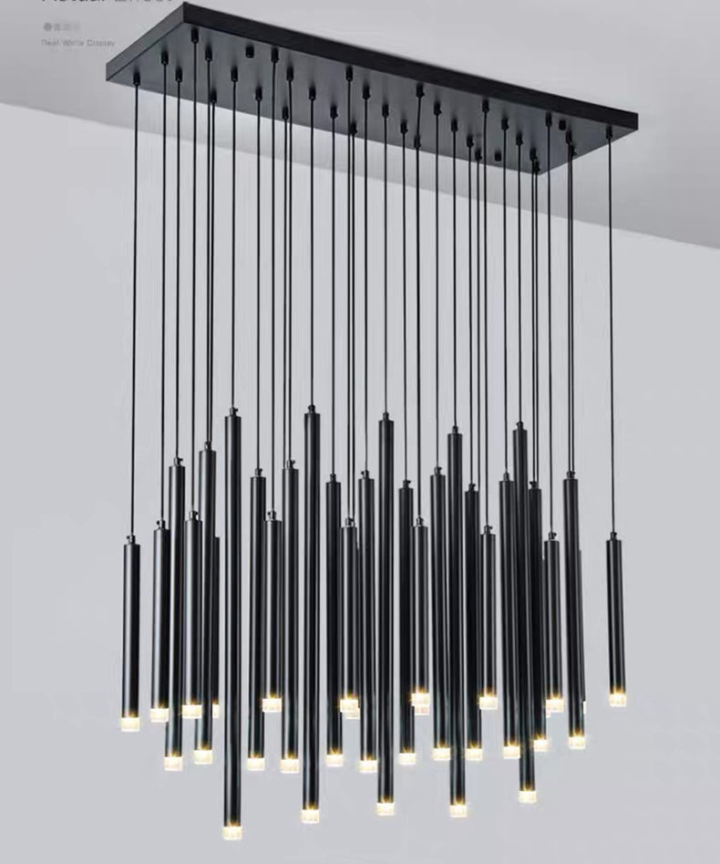 Lustre suspendu noir mat aux lignes architecturales pour un intérieur sophistiqué.