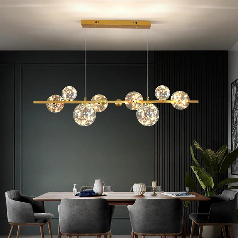 Lustre suspendu en verre et métal noir au-dessus de la table d'une salle à manger élégante